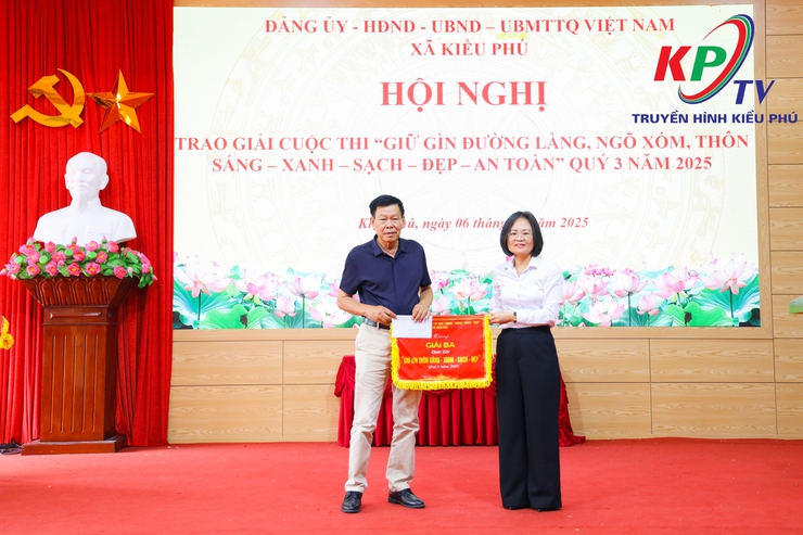 Xã Kiều Phú trao thưởng Quí III cho các thôn tiêu biểu trong Cuộc thi "Giữ gìn đường làng, ngõ xóm, thôn Sáng - xanh - sạch- đẹp - an toàn"- Ảnh 6.