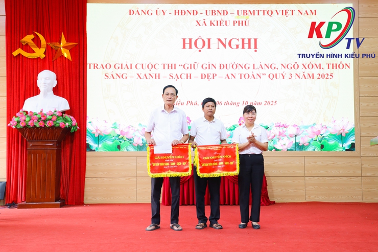 Xã Kiều Phú trao thưởng Quí III cho các thôn tiêu biểu trong Cuộc thi "Giữ gìn đường làng, ngõ xóm, thôn Sáng - xanh - sạch- đẹp - an toàn"- Ảnh 7.