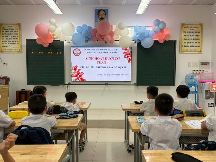 Trường Tiểu học Bùi Quốc Khái trong ngày chào cờ đầu tuần 4: Chủ đề “Mái trường thầy cô và bạn bè”- Ảnh 1.