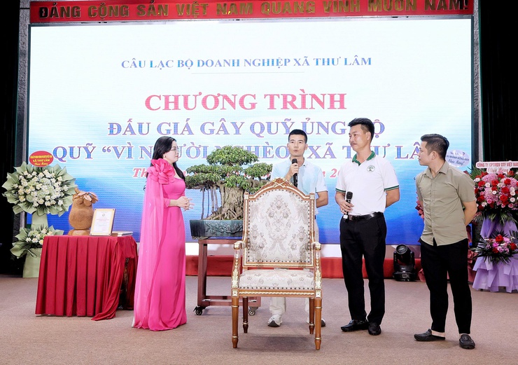 Xã Thư Lâm tổ chức Hội nghị gặp mặt doanh nghiệp, doanh nhân tiêu biểu, ra mắt CLB doanh nghiệp và Tổng kết chương trình trưng bày, quảng bá, giới thiệu sản phẩm đồ gỗ mỹ nghệ làng nghề sản phẩm ocop, hoa, cây cảnh nghệ thuật.- Ảnh 6.