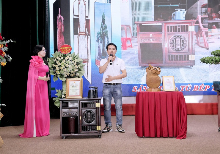 Xã Thư Lâm tổ chức Hội nghị gặp mặt doanh nghiệp, doanh nhân tiêu biểu, ra mắt CLB doanh nghiệp và Tổng kết chương trình trưng bày, quảng bá, giới thiệu sản phẩm đồ gỗ mỹ nghệ làng nghề sản phẩm ocop, hoa, cây cảnh nghệ thuật.- Ảnh 7.
