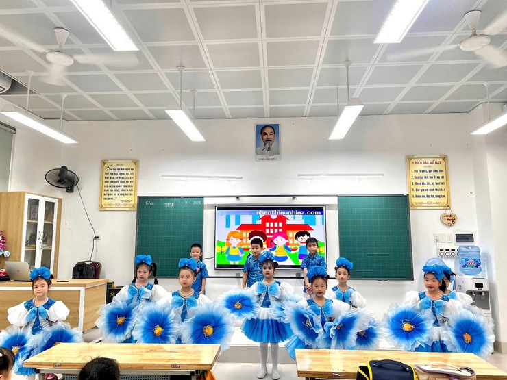 Trường Tiểu học Bùi Quốc Khái trong ngày chào cờ đầu tuần 4: Chủ đề “Mái trường thầy cô và bạn bè”- Ảnh 2.