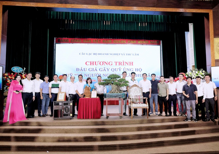 Xã Thư Lâm tổ chức Hội nghị gặp mặt doanh nghiệp, doanh nhân tiêu biểu, ra mắt CLB doanh nghiệp và Tổng kết chương trình trưng bày, quảng bá, giới thiệu sản phẩm đồ gỗ mỹ nghệ làng nghề sản phẩm ocop, hoa, cây cảnh nghệ thuật.- Ảnh 16.