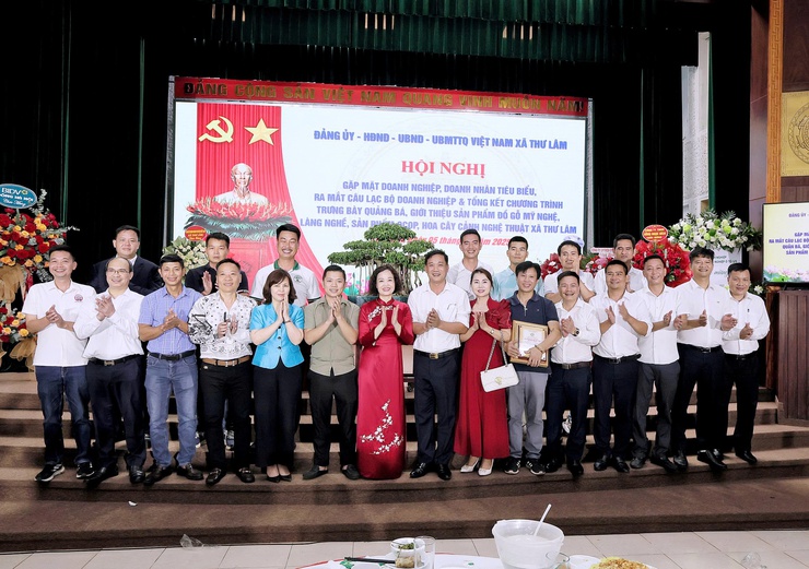 Xã Thư Lâm tổ chức Hội nghị gặp mặt doanh nghiệp, doanh nhân tiêu biểu, ra mắt CLB doanh nghiệp và Tổng kết chương trình trưng bày, quảng bá, giới thiệu sản phẩm đồ gỗ mỹ nghệ làng nghề sản phẩm ocop, hoa, cây cảnh nghệ thuật.- Ảnh 17.