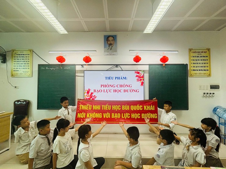 Trường Tiểu học Bùi Quốc Khái trong ngày chào cờ đầu tuần 4: Chủ đề “Mái trường thầy cô và bạn bè”- Ảnh 3.