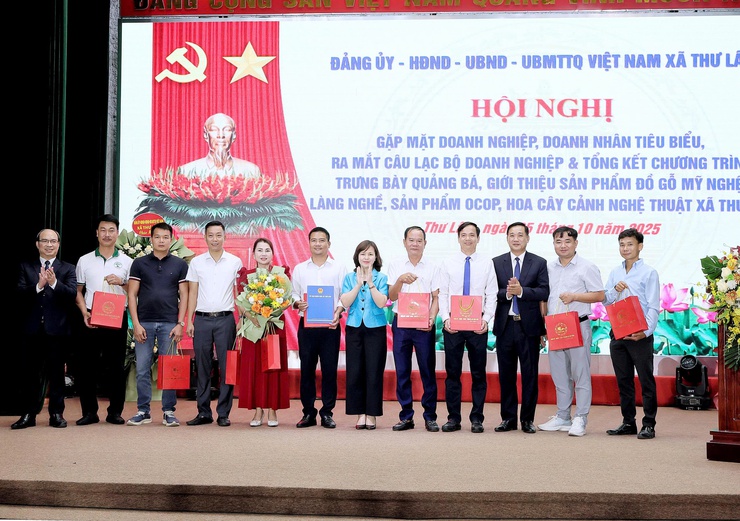 Xã Thư Lâm tổ chức Hội nghị gặp mặt doanh nghiệp, doanh nhân tiêu biểu, ra mắt CLB doanh nghiệp và Tổng kết chương trình trưng bày, quảng bá, giới thiệu sản phẩm đồ gỗ mỹ nghệ làng nghề sản phẩm ocop, hoa, cây cảnh nghệ thuật.- Ảnh 9.