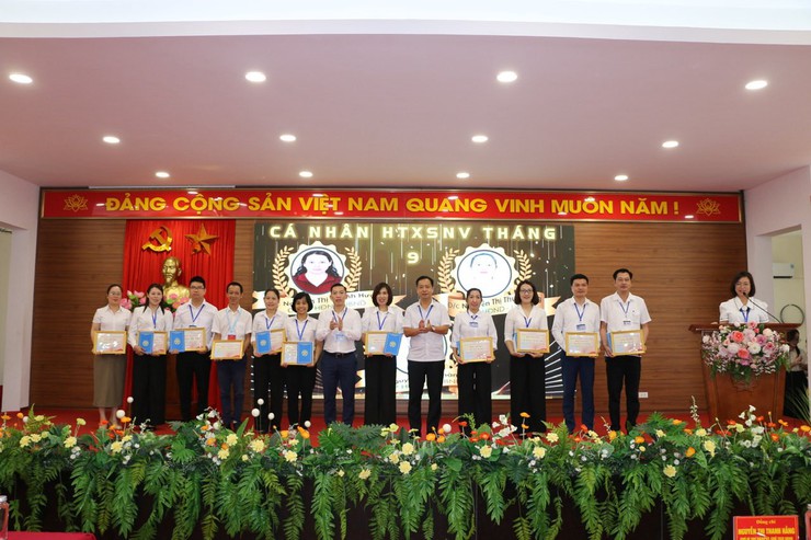 Khen thưởng 21 cán bộ, công chức hoàn thành xuất sắc nhiệm vụ, phát động ủng hộ đồng bào khắc phục hậu quả cơn bão số 10- Ảnh 4.
