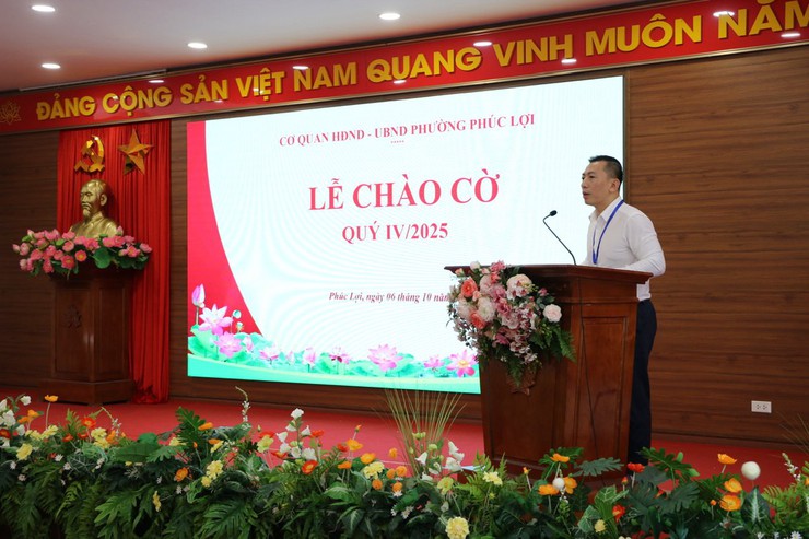 Khen thưởng 21 cán bộ, công chức hoàn thành xuất sắc nhiệm vụ, phát động ủng hộ đồng bào khắc phục hậu quả cơn bão số 10- Ảnh 2.