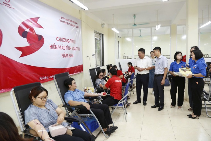 UBND phường Hà Đông tổ chức chương trình hiến máu tình nguyện năm 2025- Ảnh 1.