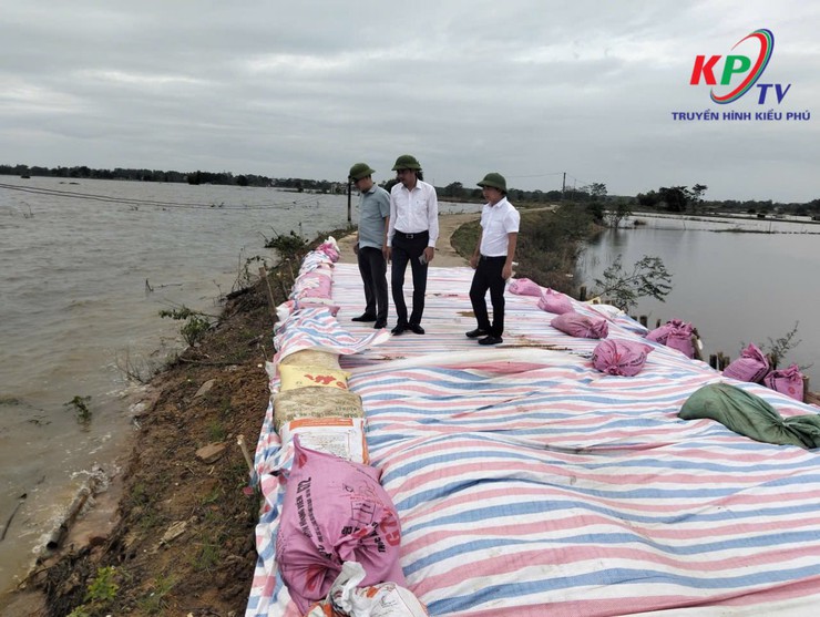 Lãnh đạo UBND xã Kiều Phú kiểm tra công tác ứng phó, phòng chống cơn bão số 11 trên địa bàn xã- Ảnh 2.