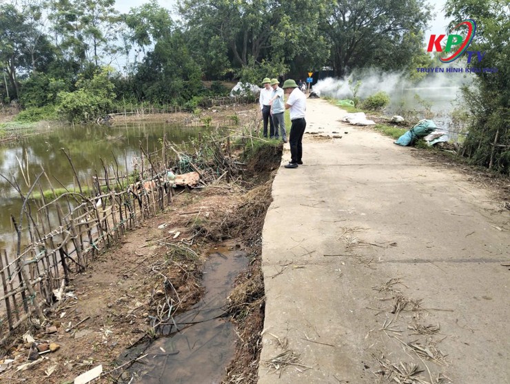 Lãnh đạo UBND xã Kiều Phú kiểm tra công tác ứng phó, phòng chống cơn bão số 11 trên địa bàn xã- Ảnh 1.