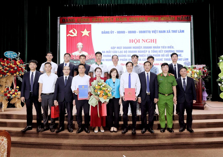 Xã Thư Lâm tổ chức Hội nghị gặp mặt doanh nghiệp, doanh nhân tiêu biểu, ra mắt CLB doanh nghiệp và Tổng kết chương trình trưng bày, quảng bá, giới thiệu sản phẩm đồ gỗ mỹ nghệ làng nghề sản phẩm ocop, hoa, cây cảnh nghệ thuật.- Ảnh 10.
