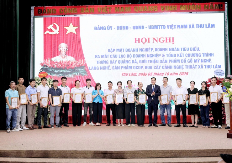Xã Thư Lâm tổ chức Hội nghị gặp mặt doanh nghiệp, doanh nhân tiêu biểu, ra mắt CLB doanh nghiệp và Tổng kết chương trình trưng bày, quảng bá, giới thiệu sản phẩm đồ gỗ mỹ nghệ làng nghề sản phẩm ocop, hoa, cây cảnh nghệ thuật.- Ảnh 11.