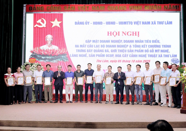 Xã Thư Lâm tổ chức Hội nghị gặp mặt doanh nghiệp, doanh nhân tiêu biểu, ra mắt CLB doanh nghiệp và Tổng kết chương trình trưng bày, quảng bá, giới thiệu sản phẩm đồ gỗ mỹ nghệ làng nghề sản phẩm ocop, hoa, cây cảnh nghệ thuật.- Ảnh 12.