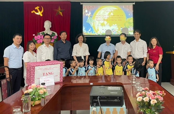 Lãnh đạo Sở Y tế Hà Nội thăm, tặng quà Tết Trung thu cho trẻ em Trung tâm Bảo trợ xã hội 3 Hà Nội- Ảnh 1.