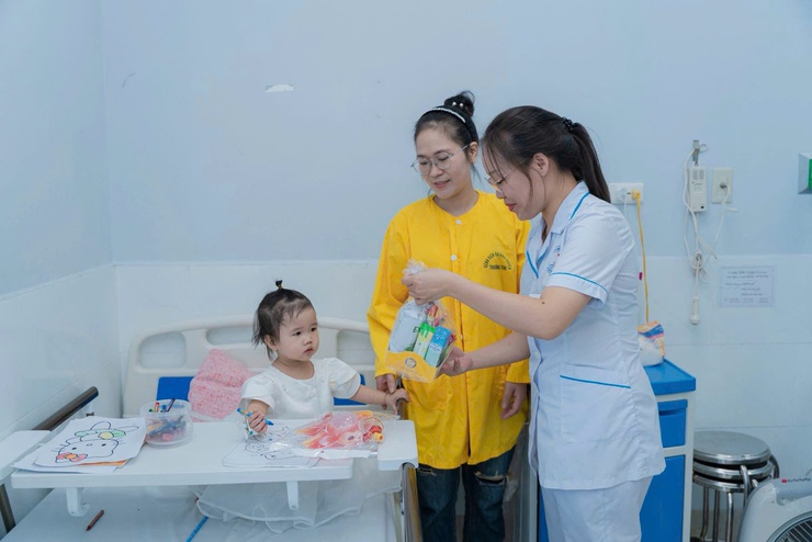 Trung thu nhiệm màu trong bệnh viện- Ảnh 1.