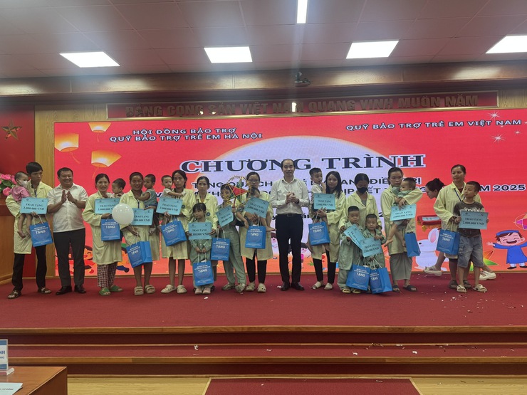 Tặng quà cho các trẻ em đang điều trị tại Bệnh viện đa khoa Hà Đông nhân nhịp Tết Trung thu- Ảnh 1.