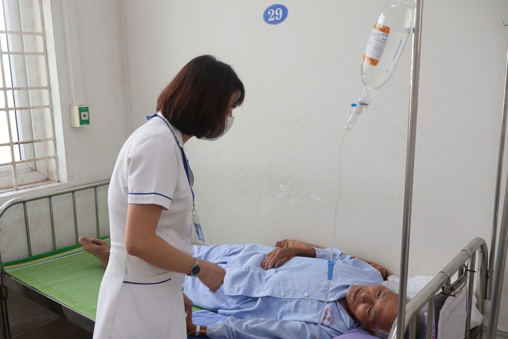 Hơn 2 thập kỉ gieo yêu thương bằng bàn tay người điều dưỡng- Ảnh 1.