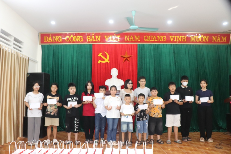 Tặng quà trẻ em khiếm thị có hoàn cảnh khó khăn nhân dịp Tết Trung thu- Ảnh 1.