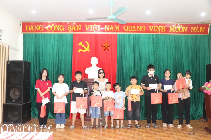 Tặng quà trẻ em khiếm thị có hoàn cảnh khó khăn nhân dịp Tết Trung thu- Ảnh 2.