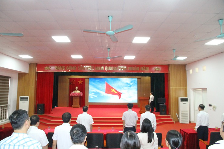 Phường Xuân Phương trang nghiêm thực hiện nghi lễ chào cờ đầu tháng 10 - Ảnh 1.
