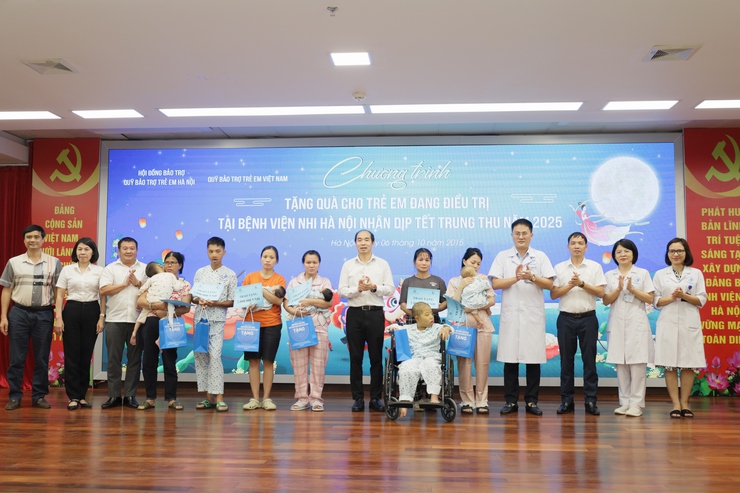 Trao gửi yêu thương đến với bệnh nhi nhân dịp Tết trung thu tại bệnh viện Nhi Hà Nội- Ảnh 1.