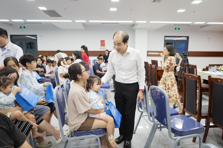 Trao gửi yêu thương đến với bệnh nhi nhân dịp Tết trung thu tại bệnh viện Nhi Hà Nội- Ảnh 2.