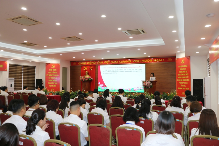 Khen thưởng 21 cán bộ, công chức hoàn thành xuất sắc nhiệm vụ, phát động ủng hộ đồng bào khắc phục hậu quả cơn bão số 10- Ảnh 1.