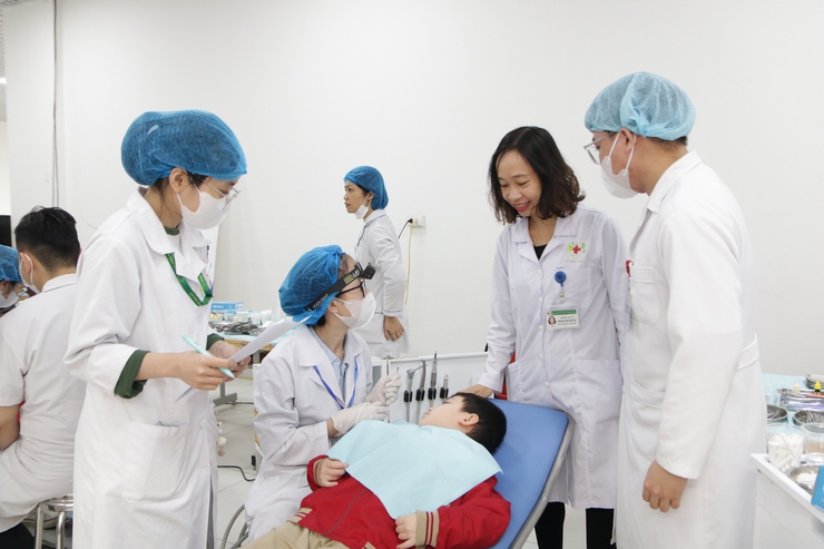 Trẻ em cần được chăm sóc răng miệng đúng cách- Ảnh 1.