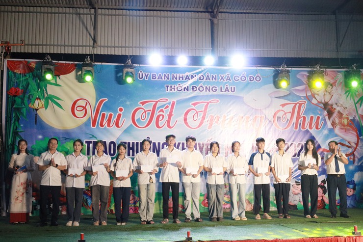 ĐỒNG CHÍ NGUYỄN THÀNH OAI - ỦY VIÊN BAN THƯỜNG VỤ ĐẢNG ỦY, PHÓ CHỦ TỊCH HĐND XÃ CỔ ĐÔ DỰ CHUNG VUI TẾT TRUNG THU, TRAO THƯỞNG HỌC SINH GIỎI, THI ĐỖ ĐẠI HỌC Ở THÔN ĐÔNG LÂU- Ảnh 4.