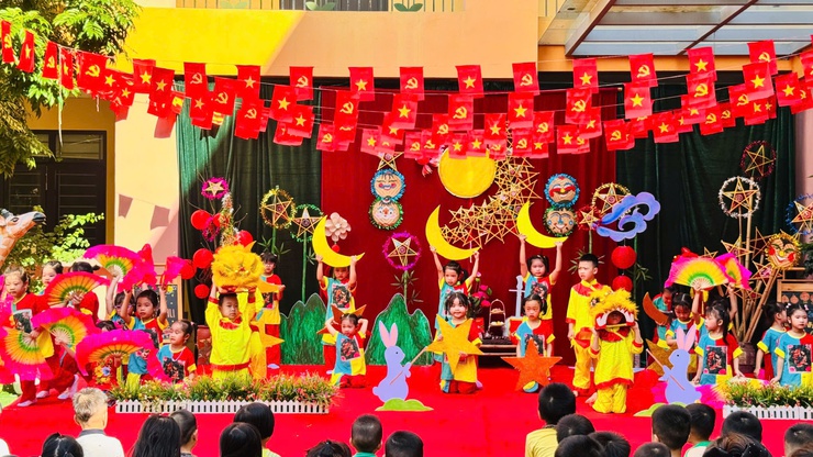 TRUNG THU YÊU THƯƠNG TẠI NGÔI NHÀ MẦM NON HỮU HOÀ THÂN YÊU- Ảnh 14.