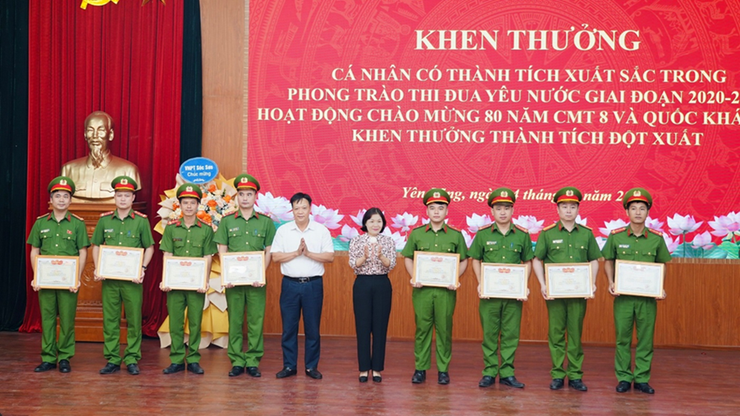 XÃ YÊN LÃNG KHAI MẠC VÀ PHÁT ĐỘNG TUẦN LỄ HƯỞNG ỨNG HỌC TẬP SUỐT ĐỜI VÀ HƯỞNG ỨNG NGÀY CHUYỂN ĐỔI SỐ QUỐC GIA 2025; KHEN THƯỞNG CÁC TẬP THỂ, CÁ NHÂN CÓ THÀNH TÍCH XUẤT SẮC- Ảnh 12.