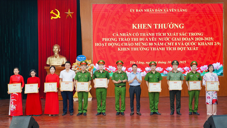 XÃ YÊN LÃNG KHAI MẠC VÀ PHÁT ĐỘNG TUẦN LỄ HƯỞNG ỨNG HỌC TẬP SUỐT ĐỜI VÀ HƯỞNG ỨNG NGÀY CHUYỂN ĐỔI SỐ QUỐC GIA 2025; KHEN THƯỞNG CÁC TẬP THỂ, CÁ NHÂN CÓ THÀNH TÍCH XUẤT SẮC- Ảnh 9.