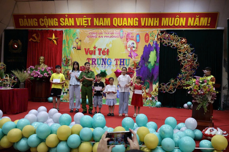 Công an phường Từ Liêm tổ chức chương trình “Vui Tết Trung thu” cho con em cán bộ, chiến sĩ năm 2025- Ảnh 5.