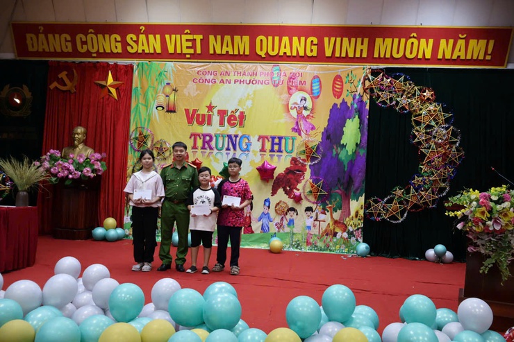 Công an phường Từ Liêm tổ chức chương trình “Vui Tết Trung thu” cho con em cán bộ, chiến sĩ năm 2025- Ảnh 6.