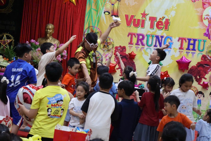 Công an phường Từ Liêm tổ chức chương trình “Vui Tết Trung thu” cho con em cán bộ, chiến sĩ năm 2025- Ảnh 1.