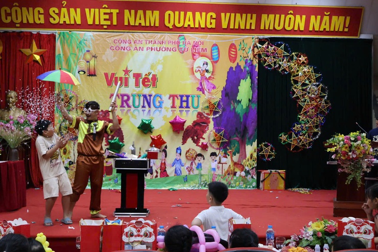 Công an phường Từ Liêm tổ chức chương trình “Vui Tết Trung thu” cho con em cán bộ, chiến sĩ năm 2025- Ảnh 4.