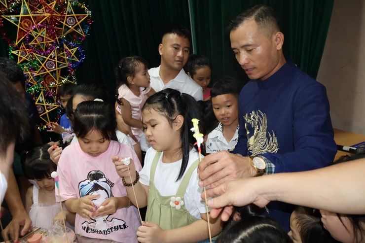 Công an phường Từ Liêm tổ chức chương trình “Vui Tết Trung thu” cho con em cán bộ, chiến sĩ năm 2025- Ảnh 3.