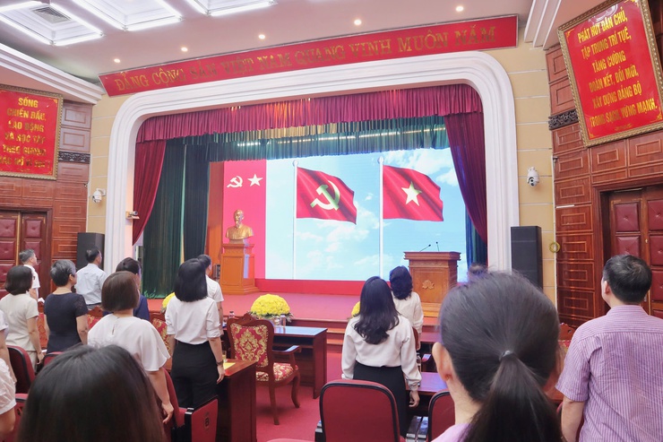 Phường Từ Liêm tổ chức lễ chào cờ tháng 10 năm 2025 và phát động ủng hộ đồng bào bị ảnh hưởng do bão số 10

- Ảnh 1.