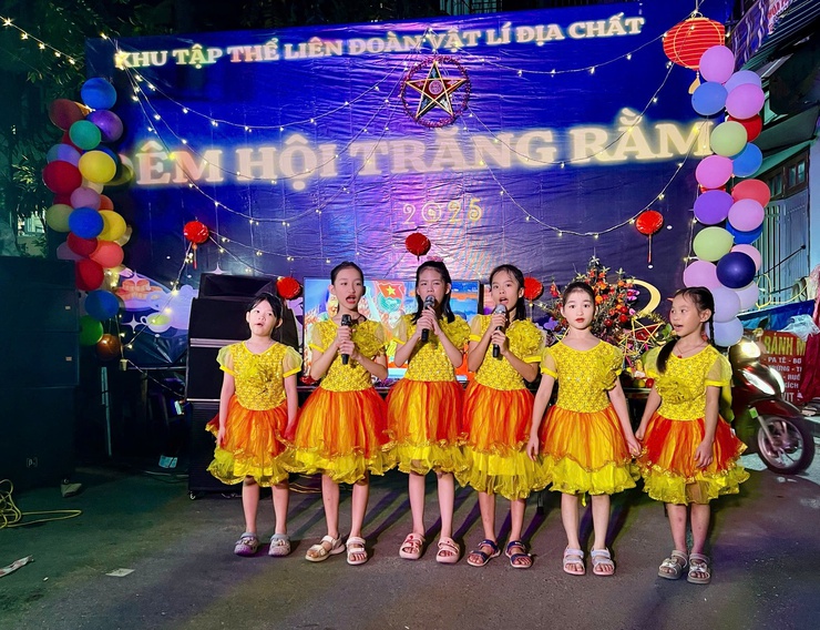 Trung thu ấm áp lan tỏa khắp các khu dân cư, tổ dân phố trên địa bàn phường Thanh Liệt- Ảnh 1.