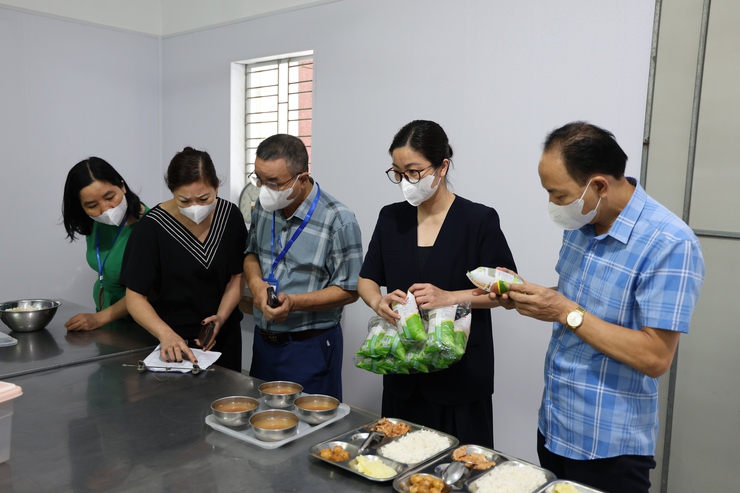 Kiểm tra đột xuất công tác đảm bảo an toàn thực phẩm suất ăn bán trú tại trường học - Ảnh 1.