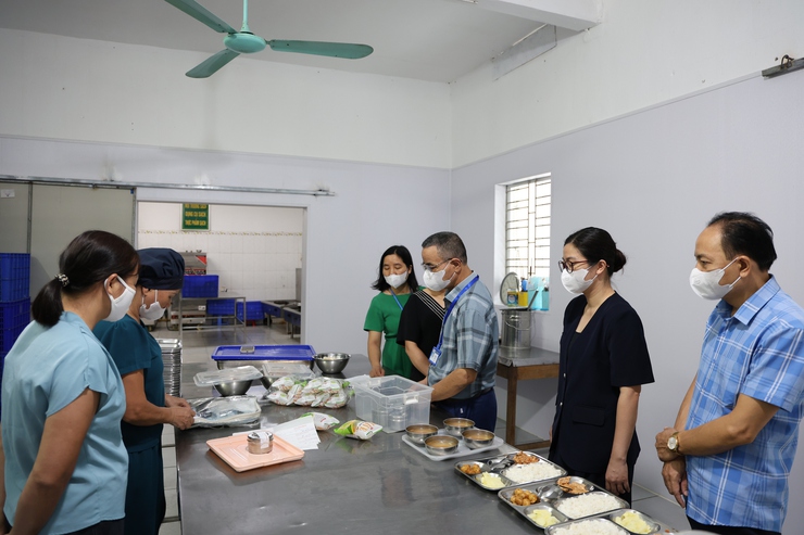 Kiểm tra đột xuất công tác đảm bảo an toàn thực phẩm suất ăn bán trú tại trường học - Ảnh 2.