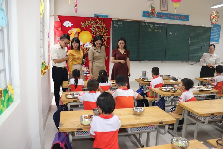 Ban Kinh tế - Ngân sách HĐND xã Thuận An giám sát Công tác tổ chức bữa ăn bán trú cho học sinh năm học 2025 - 2026 đối với trường Tiểu học Dương Quang- Ảnh 3.