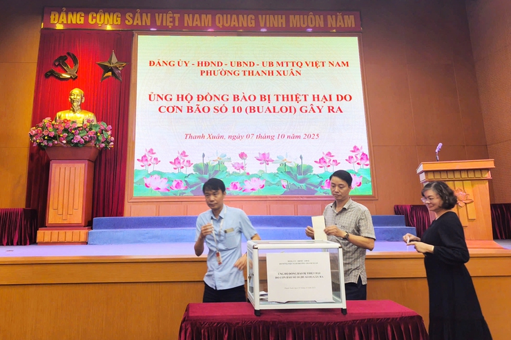 Phường Thanh Xuân phát động ủng hộ đồng bào bị ảnh hưởng bởi cơn bão số 10 - Ảnh 3.