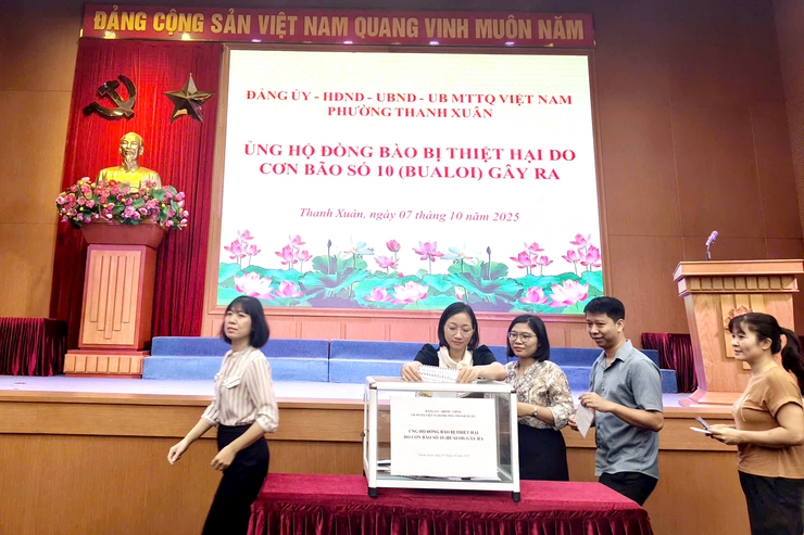 Phường Thanh Xuân phát động ủng hộ đồng bào bị ảnh hưởng bởi cơn bão số 10 - Ảnh 4.