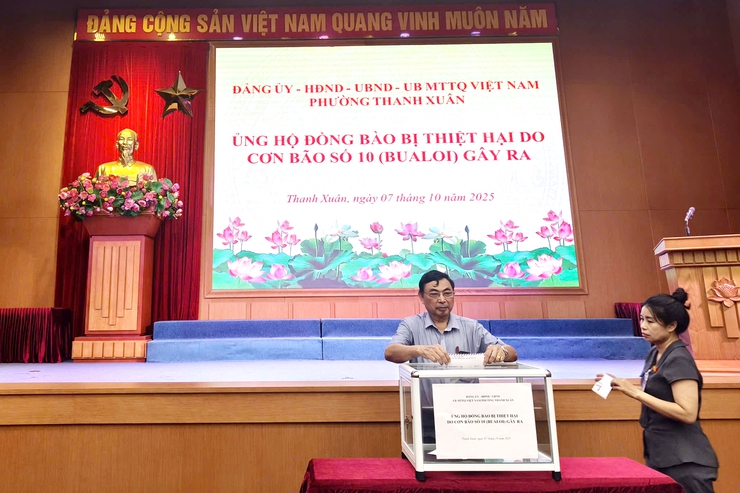 Phường Thanh Xuân phát động ủng hộ đồng bào bị ảnh hưởng bởi cơn bão số 10 - Ảnh 5.