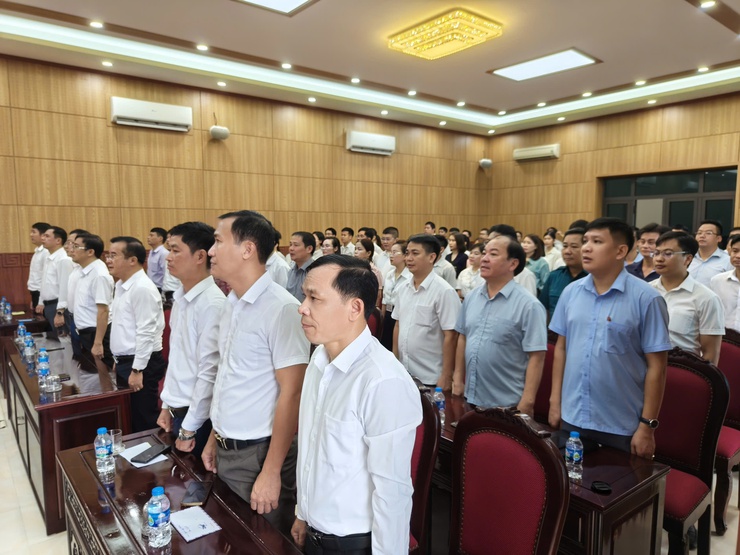 Xã Suối Hai tổ chức Lễ chào cờ đầu tuần và phát động ủng hộ đồng bào bị ảnh hưởng bởi bão số 10 (Bualoi)- Ảnh 1.