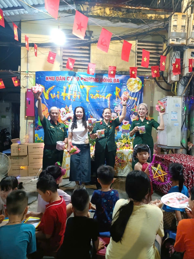 Thiếu nhi phường Đống Đa vui Hội Trăng rằm tại các khu dân cư- Ảnh 1.