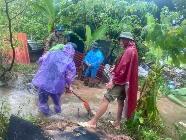Lãnh đạo thành phố kiểm tra, chỉ đạo công tác ứng phó mưa bão tại phường Xuân Phương- Ảnh 4.