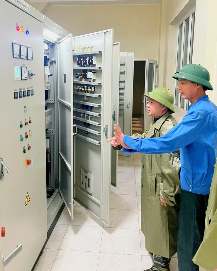 Đồng chí Chủ tịch UBND xã kiểm tra, động viên lực lượng ứng trực phòng, chống ngập úng trên địa bàn- Ảnh 2.
